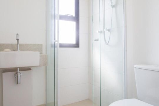 Banheiro de kitnet/studio para alugar com 1 quarto, 38m² em Campo Belo, São Paulo