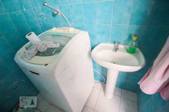 Banheiro de Serviço de casa à venda com 2 quartos, 69m² em Vila Carmosina, São Paulo