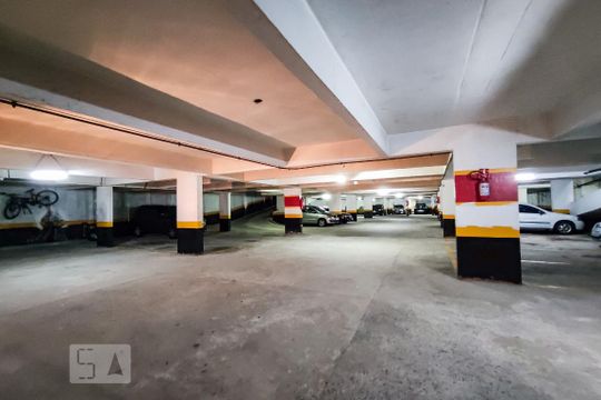 Garagem de apartamento para alugar com 3 quartos, 90m² em Saúde, São Paulo