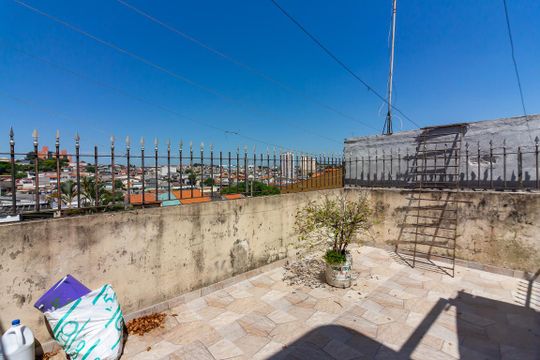Sacada e Área de serviço  de casa à venda com 5 quartos, 200m² em Cipava, Osasco