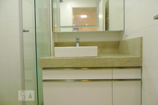 Banheiro - Torneira de apartamento para alugar com 1 quarto, 60m² em Centro, Florianópolis
