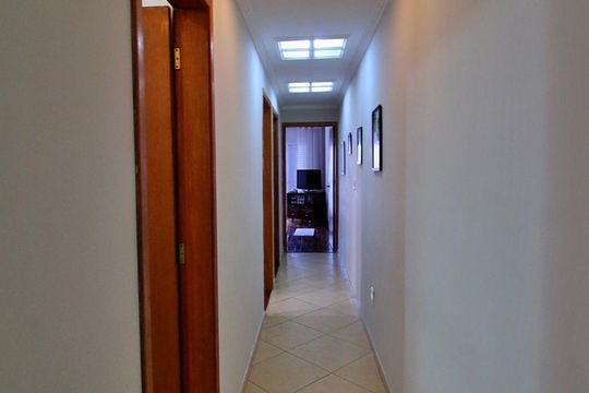 Corredor de apartamento à venda com 3 quartos, 180m² em Vila Eldizia, Santo André