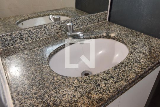 Banheiro da Suíte de apartamento para alugar com 2 quartos, 74m² em Enseada, Guarujá