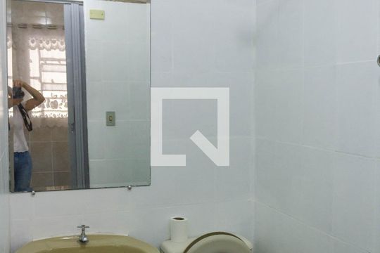 Banheiro de casa para alugar com 1 quarto, 27m² em Jardim Nosso Lar, São Paulo