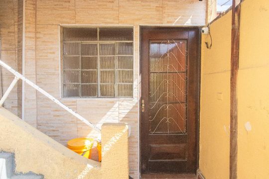 Fachada de casa para alugar com 1 quarto, 70m² em Vila Nilo, São Paulo