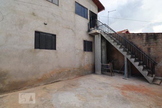 Escada de kitnet/studio para alugar com 4 quartos, 60m² em Residencial Brisas da Mata, Goiânia