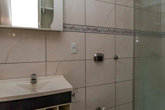 Banheiro  de apartamento à venda com 2 quartos, 75m² em Cristo Redentor, Porto Alegre