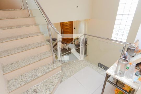 Escada Sala/Dormitórios  de casa à venda com 3 quartos, 200m² em Jardim do Papai, Guarulhos