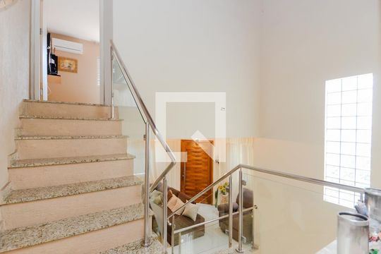 Escada Sala/Dormitórios  de casa à venda com 3 quartos, 200m² em Jardim do Papai, Guarulhos