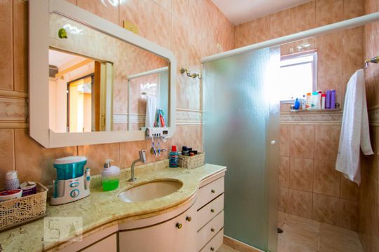 Banheiro do quarto 1 de casa para alugar com 3 quartos, 218m² em Vila Floresta, Santo André