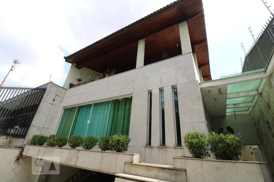 Fachada de casa à venda com 3 quartos, 650m² em Vila Lúcia, São Paulo