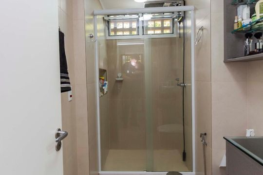 Banheiro de apartamento à venda com 1 quarto, 47m² em Passo D’areia, Porto Alegre