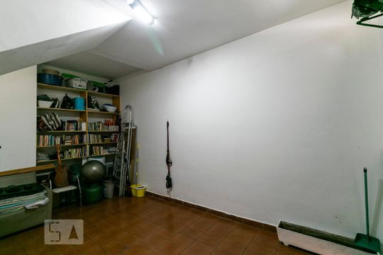Garagem de casa à venda com 3 quartos, 107m² em Vila Bertioga, São Paulo