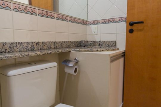 Banheiro  de apartamento à venda com 1 quarto, 30m² em Lago Norte, Brasília