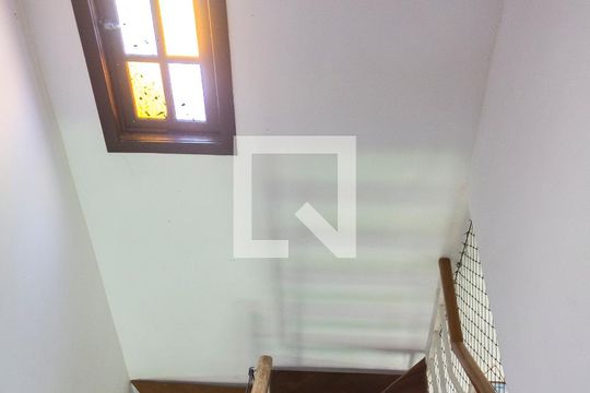Escada descendo para a sala e subindo para as suítes de casa à venda com 2 quartos, 400m² em Vargem Pequena, Rio de Janeiro