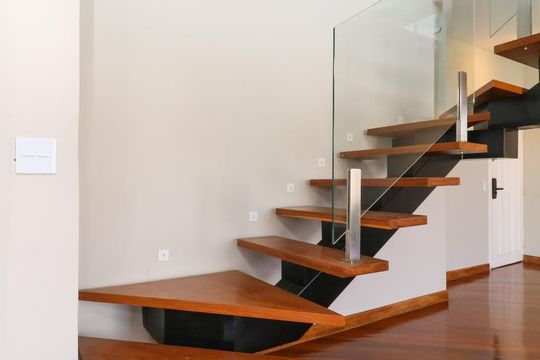 Escada de apartamento para alugar com 3 quartos, 210m² em Pinheiros, São Paulo