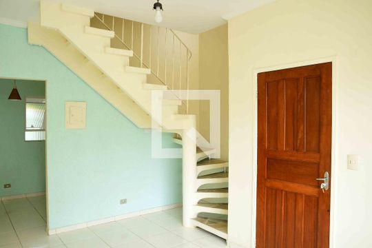 Casa de Condomínio para alugar com 2 quartos, 85m² em Jardim Barro Branco, Cotia