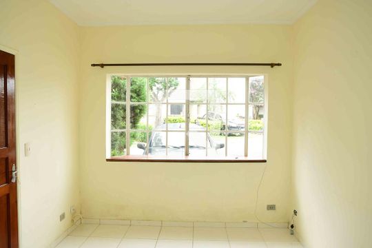 Sala de casa de condomínio para alugar com 2 quartos, 85m² em Jardim Barro Branco, Cotia