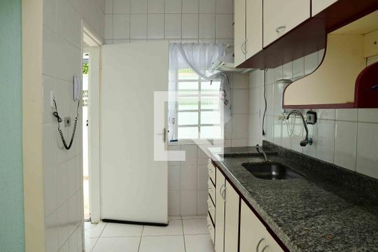 Cozinha de casa de condomínio para alugar com 2 quartos, 85m² em Jardim Barro Branco, Cotia