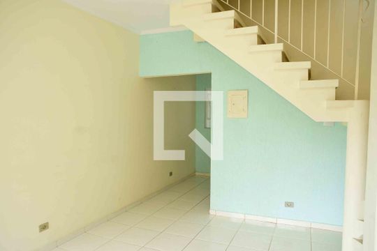 Sala de casa de condomínio para alugar com 2 quartos, 85m² em Jardim Barro Branco, Cotia