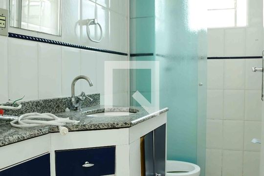 Banheiro de casa de condomínio para alugar com 2 quartos, 85m² em Jardim Barro Branco, Cotia