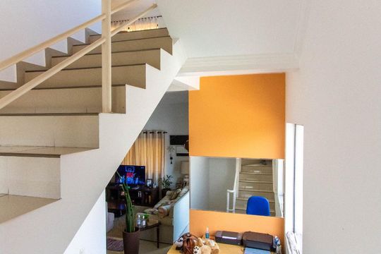 Escada de acesso as Suítes e Piscina de casa de condomínio para alugar com 4 quartos, 500m² em São Paulo Ii, Cotia