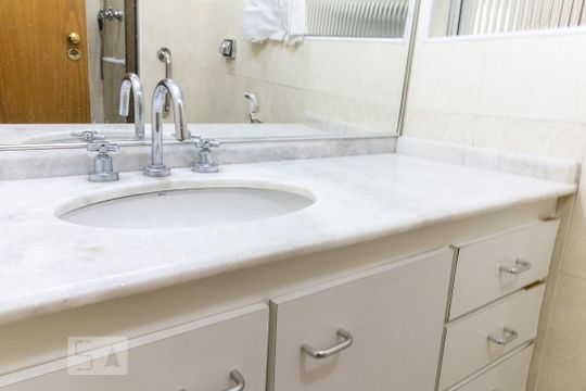 Banheiro  de apartamento à venda com 3 quartos, 79m² em Aclimação, São Paulo