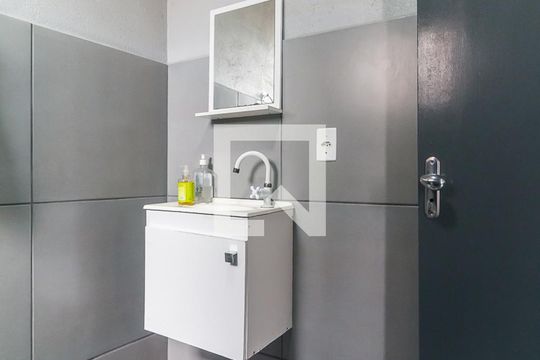 Banheiro de kitnet/studio para alugar com 1 quarto, 42m² em Vila Lavínia, Mogi das Cruzes
