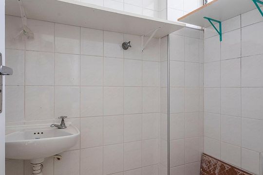 Banheiro de Serviço de apartamento para alugar com 1 quarto, 52m² em Pinheiros, São Paulo