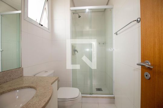 Banheiro de kitnet/studio para alugar com 1 quarto, 37m² em Três Figueiras, Porto Alegre