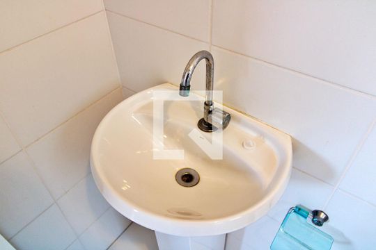 Banheiro de apartamento para alugar com 2 quartos, 43m² em Jardim Helga, São Paulo