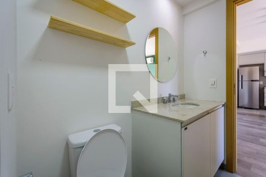 Banheiro de apartamento à venda com 1 quarto, 44m² em Farroupilha, Porto Alegre