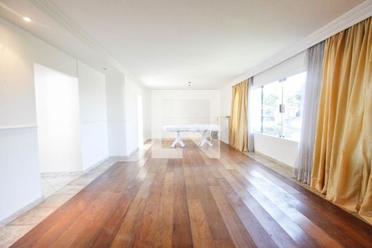 Sala de estar de casa para alugar com 4 quartos, 700m² em Jardim São Bento, São Paulo