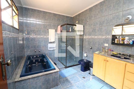 Banheiro suite de casa à venda com 4 quartos, 370m² em Chácara Mafalda, São Paulo