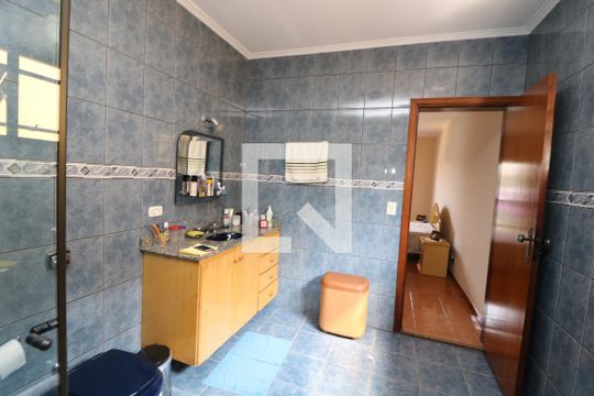 Banheiro suite de casa à venda com 4 quartos, 370m² em Chácara Mafalda, São Paulo