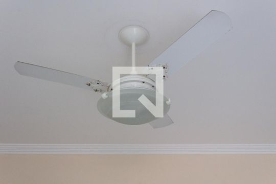 Detalhe sala de apartamento para alugar com 1 quarto, 50m² em Maracanã, Praia Grande