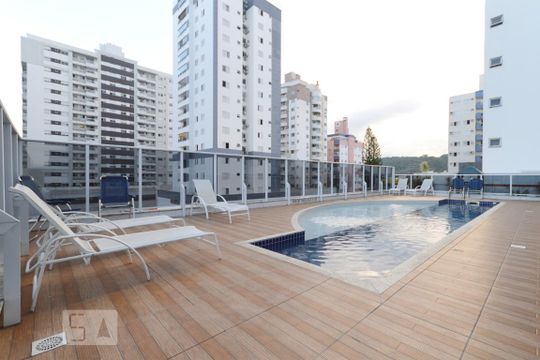 Piscina de apartamento para alugar com 2 quartos, 75m² em Kobrasol, São José