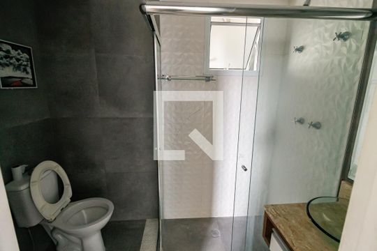 Banheiro de apartamento para alugar com 2 quartos, 52m² em Jardim Monte Alegre, Taboão da Serra