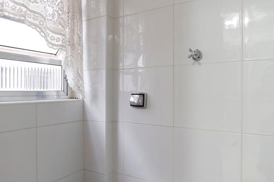 Banheiro de Serviço de apartamento para alugar com 3 quartos, 110m² em Higienópolis, São Paulo