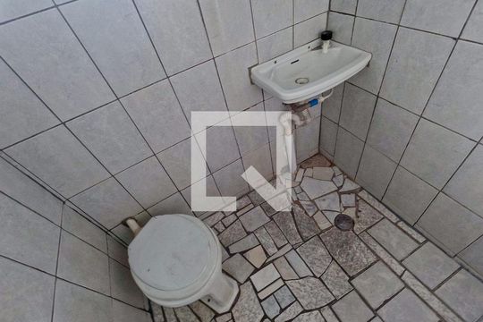 Banheiro de casa para alugar com 1 quarto, 50m² em Jardim São Silvestre, São Paulo