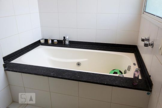 Banheira de casa de condomínio à venda com 6 quartos, 305m² em Vargem Grande, Rio de Janeiro