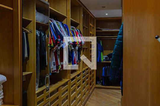 Closet de casa à venda com 5 quartos, 600m² em Pacaembu, São Paulo
