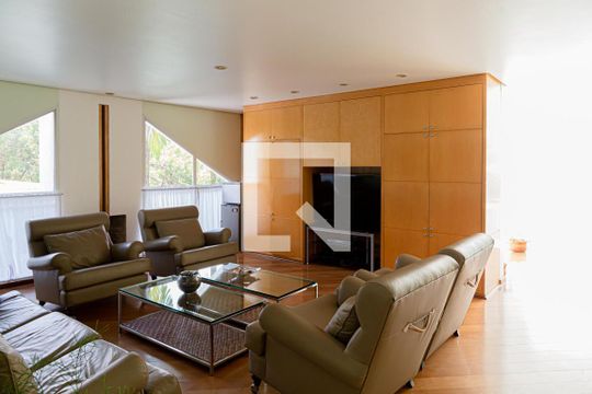 Sala de TV de casa à venda com 5 quartos, 600m² em Pacaembu, São Paulo