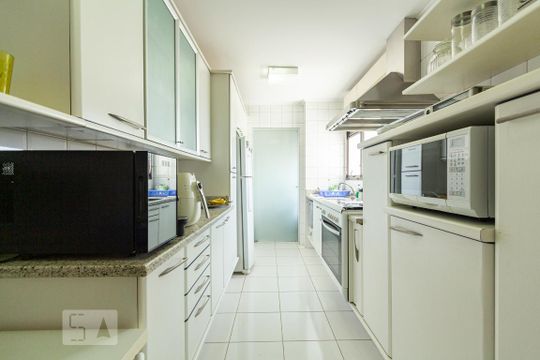 Cozinha de apartamento para alugar com 4 quartos, 233m² em Vila Suzana, São Paulo