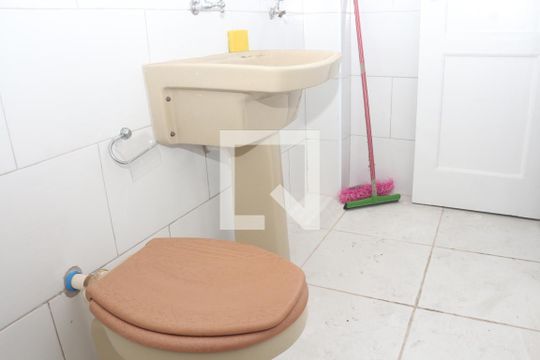 Banheiro de apartamento para alugar com 1 quarto, 21m² em Itararé, São Vicente