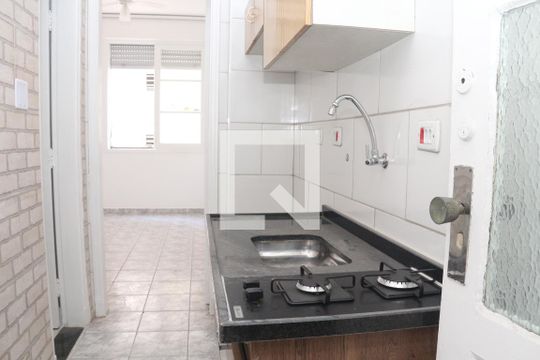 Cozinha de apartamento para alugar com 1 quarto, 21m² em Itararé, São Vicente