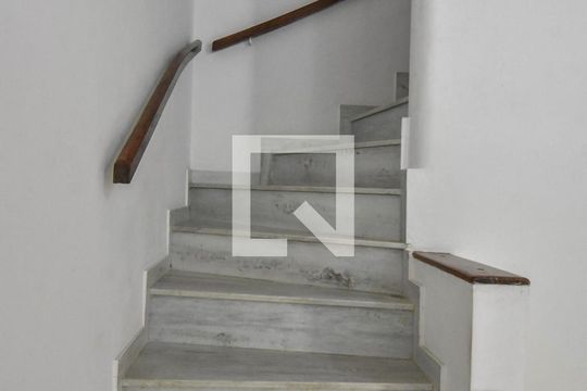 Escada de casa para alugar com 2 quartos, 250m² em Campo Belo, São Paulo