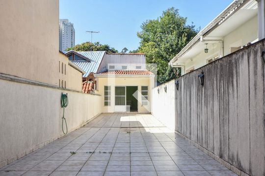Quintal de casa para alugar com 2 quartos, 250m² em Campo Belo, São Paulo
