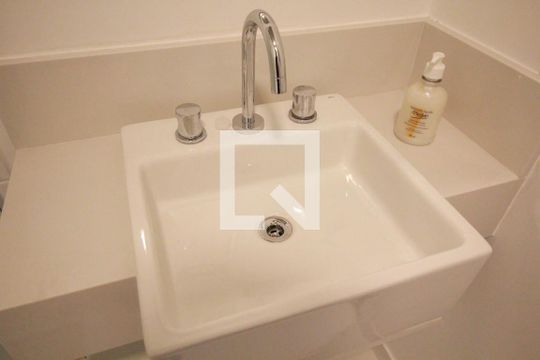Banheiro de kitnet/studio para alugar com 1 quarto, 35m² em Santana, São Paulo
