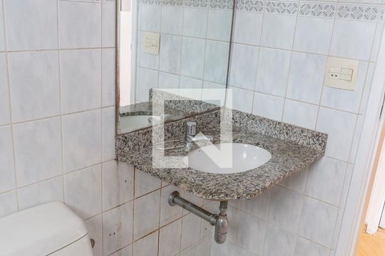 Banheiro de apartamento para alugar com 2 quartos, 55m² em Parque Residencial da Lapa, São Paulo